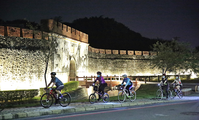 夜骑可以欣赏到的主要景色是都市的夜景，在灯光下跟白天会有很大的不同。(摄影/Carter)