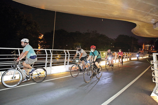 高雄有许多适合一家大小骑乘的自行车道。(摄影/Carter)