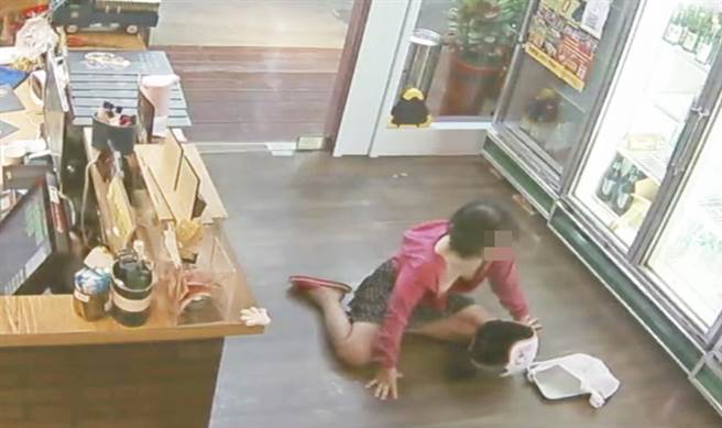 一名舉止詭異的婦人，原本好端端的走到騎樓，沒想到一進門突然「不良於行」，跪爬進店裡，還不斷跟店家要飲料。（翻攝自臉書「沙鹿之美」）