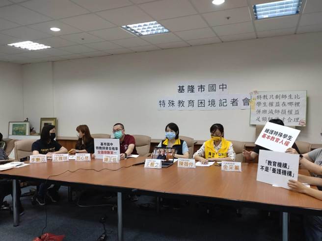 基隆市議員王醒之召開記者會，呼籲市府重視特教生師比例失衡問題。（張志康攝）