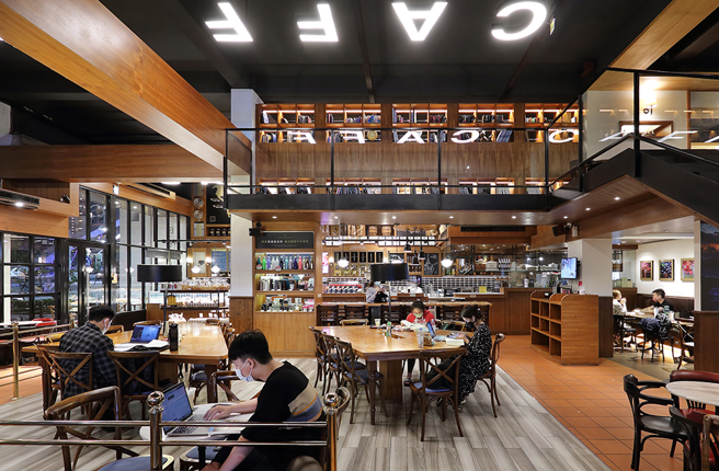 洋溢咖啡香氣的高雄夜經濟，反映著南臺灣的生活風格，也讓夜晚的高雄魅力再添上一筆。(攝影/Carter)