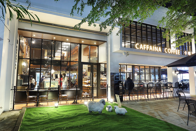 位於美術東二路的美術館店營業至深夜12點，從寬敞的戶外庭院可以感受愛河的涼爽夜風，並欣賞願景橋的夜間點燈。(攝影/Carter)