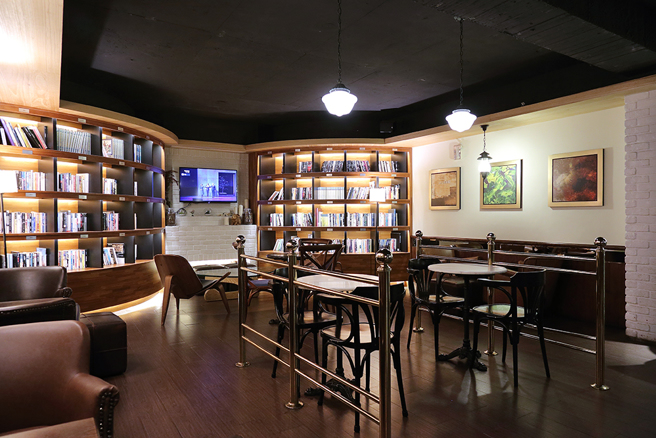 卡啡那採用沈穩原木色打造質感，創造有如圖書館和藝廊的空間。7間分店設計均獨一無二，唯一不變的只有藝文結合咖啡的共同主題。(攝影/Carter)