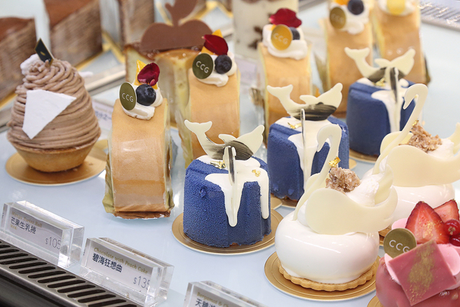 甜點櫃內擺滿了各種造型和口味的法式甜點，選用高級食材製作的手工甜點讓人食指大動。(攝影/Carter)