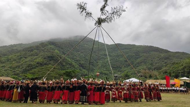 台东每年自6月底至9月，有上百场阿美族的丰年祭及鲁凯族、排湾族、卑南族的收穫祭陆续登场，成为台东观光盛事。（资料照片）