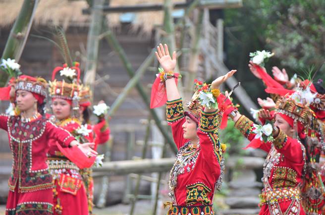 台东每年自6月底至9月，有上百场阿美族的丰年祭及鲁凯族、排湾族、卑南族的收穫祭陆续登场，成为台东观光盛事。（资料照片）