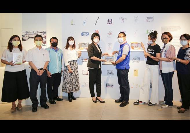 高雄市议会副议长陆淑美（左五）16日出席《打开冈山、记忆的箱子》地方共创展。（冈山眷村文化协会提供／林瑞益高雄传真）