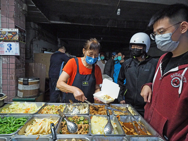 蕊姨素食(五元粥)平价好味道吸引客人摸黑排队，因为生意太好，蕊姨想退休也没办法。(摄影/王亭云)