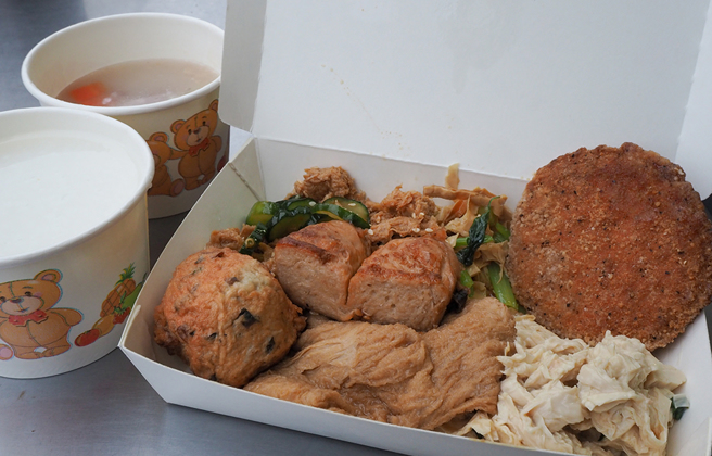 蕊姨素食(五元粥)大多数菜色从铜板价5元起算，必点菜色有炒豆皮、素肉排与豆包。(摄影/王亭云)