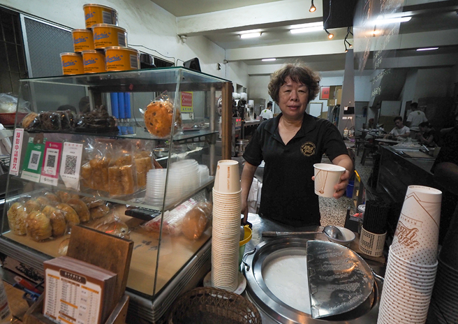 开店逾70年的「50年杏仁茶」，第二代老板娘黄百佛，是艺人黄小琥的亲姊姊，坚持传承古早味杏仁茶。(摄影/王亭云)