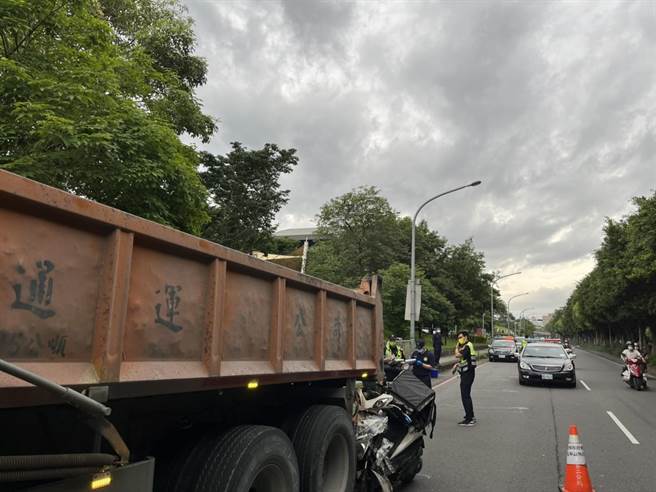 许姓机车骑士自撞砂石车身亡。（民眾提供）