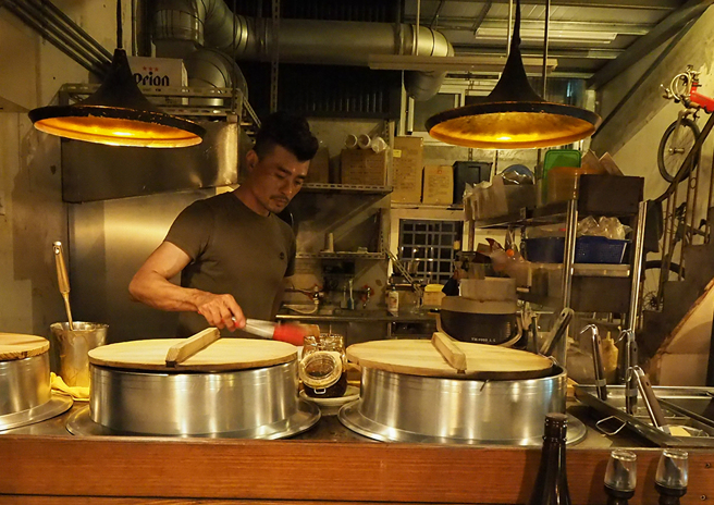 江糊的老板尤宏彰曾是驰骋赛场的赛车手，在人生低潮时，以童年对阿嬷麵线糊的喜爱，研究食材与烹调功夫。(摄影/王亭云)