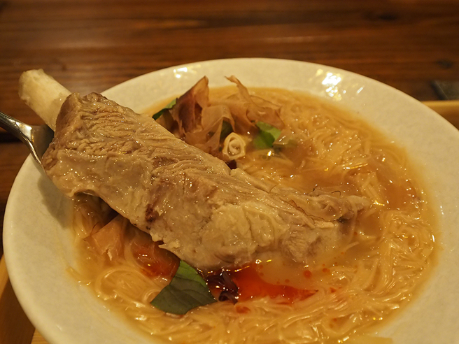 加入一大支排骨的麵线糊套餐，是江糊独有的招牌特色，一剥骨肉分离、肉质软嫩。(摄影/王亭云)