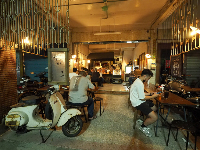 江糊营造怀旧臺式氛围，用拉麵职人精神为客人端上美味麵线糊，7年来累积出不少死忠顾客。(摄影/王亭云)