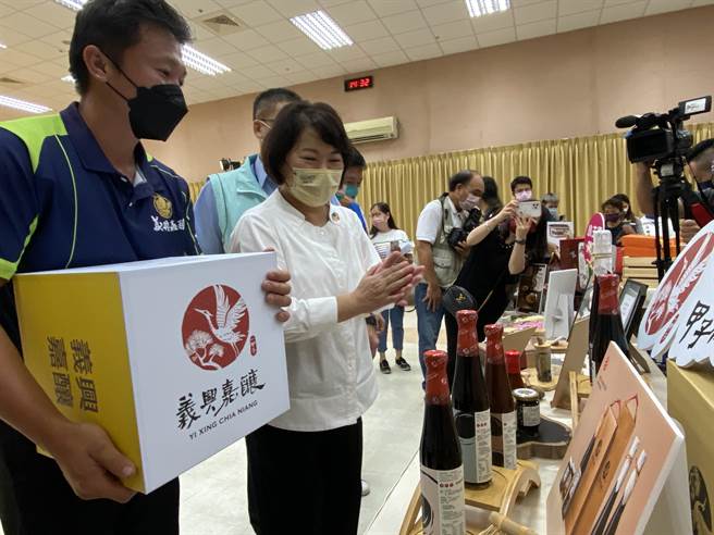 嘉義市長黃敏惠參觀義興醬油產品。（廖素慧攝）