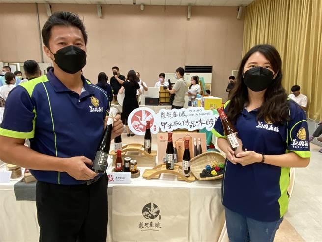 嘉義市義興醬業傳承至第3代鄭棋維及鄭意樺兄妹，用創新設計及行銷拚家業。（廖素慧攝）