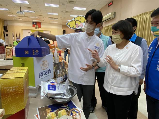 嘉義市長黃敏惠稱讚阿榮啤酒鴨好味道，包裝帶入嘉義在地特色。（廖素慧攝）