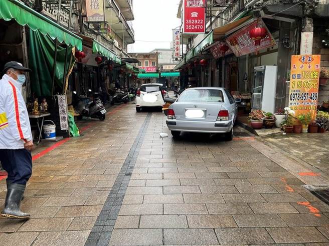 金門沙美街頭今日清晨發生2車擦撞事故，還好無人受傷。（警方提供）