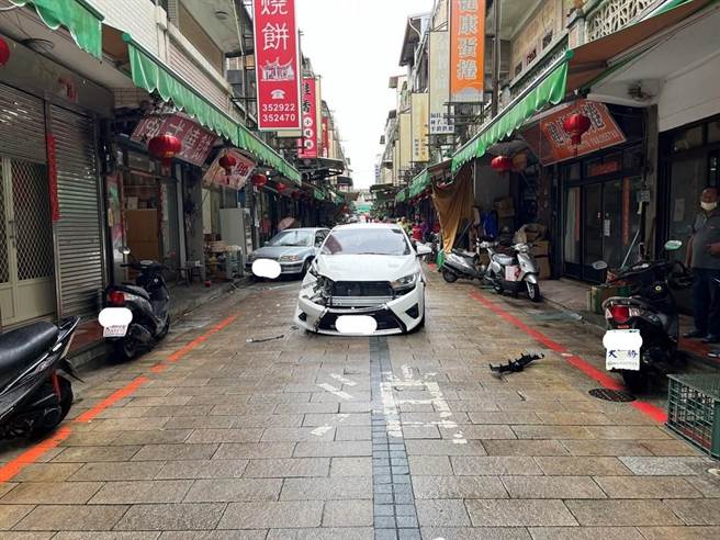 金門沙美街頭今日清晨發生2車擦撞事故，肇事責任由警方查證釐清中。。（警方提供）