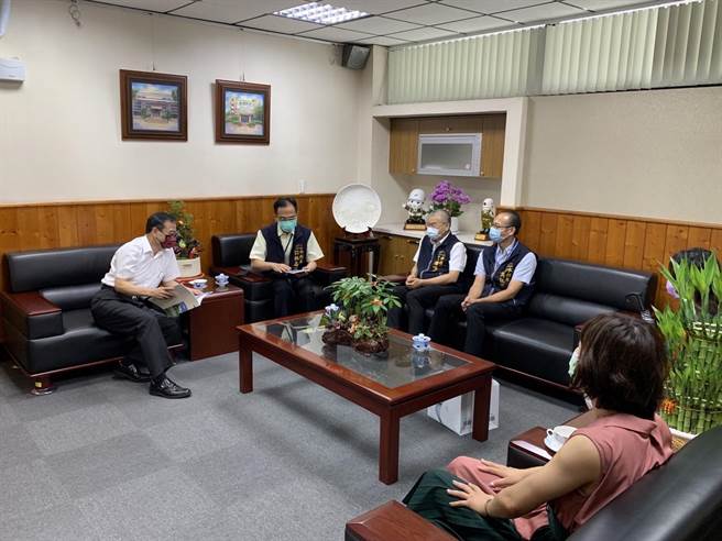 水利局主任秘书林志鸿，今日率水利局同仁前往拜会台中地检署新任检察长郭永发。（台中市政府提供）