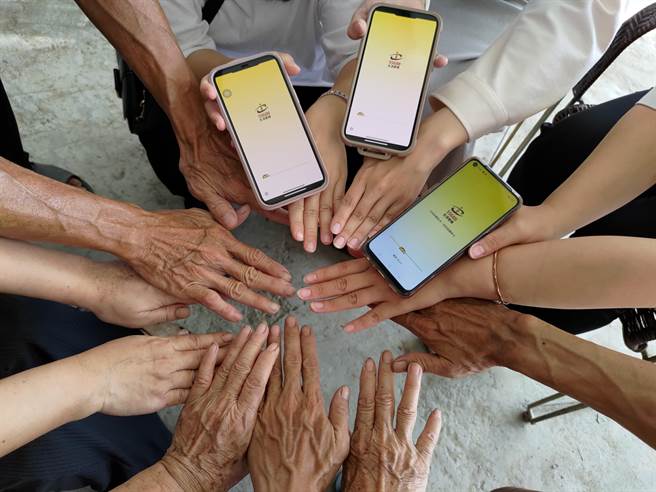 因6月初又来的暴雨与烈阳，短短五天至少再摧毁6万台斤莲雾，望着满地的莲雾与后期涌入的订单，农民惶恐而不知所措，幸好，有台湾大车队执行长林念臻等长官再三鼓励，并协助与消费者协调。（柯宗纬翻摄）