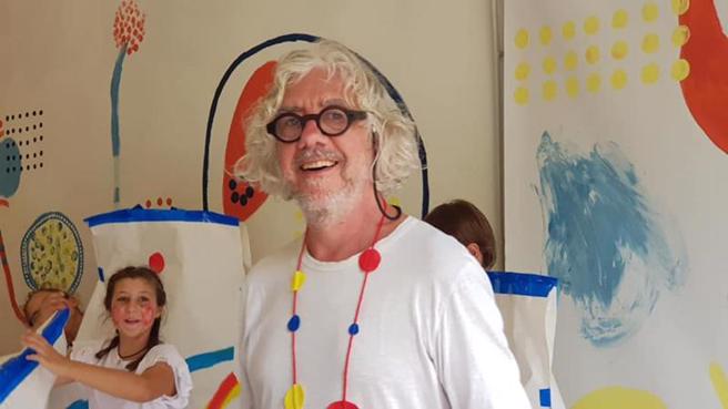 信誼基金會推出法國線上特展，特邀圖畫書「小黃點」作者、法國美感大師赫威．托雷（Herve Tullet前），透過影片舉辦2場親子創作派對，在線上陪玩色彩遊戲。（圖/ 中央社）