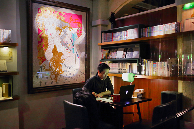 一席乐曲、一本书、一杯调酒，在三千餐酒馆中享受不被打扰的个人夜晚时光。（未成年请勿饮酒，酒后请勿开车）(摄影/Carter)