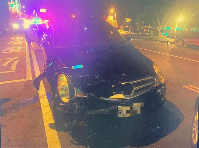 桃園市吳姓男子去年駕駛賓士車酒駕撞死1名騎士、撞傷1名路人，遭桃園地院判7年有期徒刑。（翻攝照片）