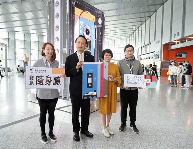 国家文化艺术基金会董事长林曼丽(右二)、台湾高铁公司董事长江耀宗(左二)于高铁云林站，一同为「台湾高铁艺术计画—宝岛随身听」展演光体装置揭开序幕。（高铁提供）