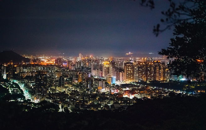 从寿山步道上的观景台眺望高雄，满城灯火闪烁，璀璨迷人。(摄影/张晋瑞)