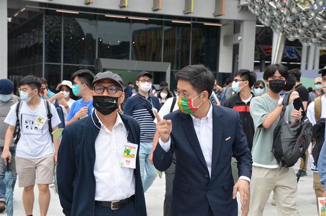 文化大学教授周志龙（图左）表示，城市转型仰赖中央与地方通力合作。（蔡适应办公室提供／张志康基隆传真）