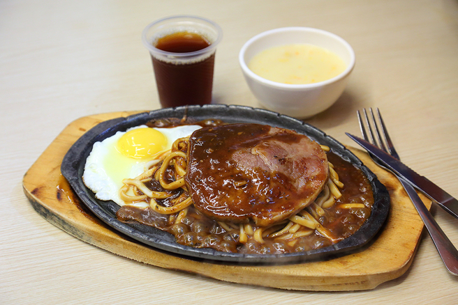 夜市里的铁板牛排，是夜市少年与凌性杰小时候的最爱，充满在地色彩的西餐料理不仅料多味美，还在铁板上展现生动的声音与香气。(摄影/Carter)