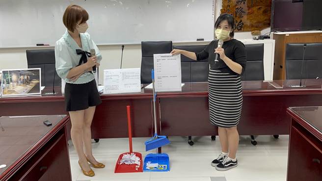 新北市今年推出校園美感掃具，預計將分發至10所示範學校試用。不過，市議員彭佳芸、鄭宇恩今砲轟，接獲許多家長反映，掃具配色容易髒、難使用＞