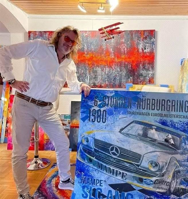 艺术家与展出作品。（柯宗纬翻摄）