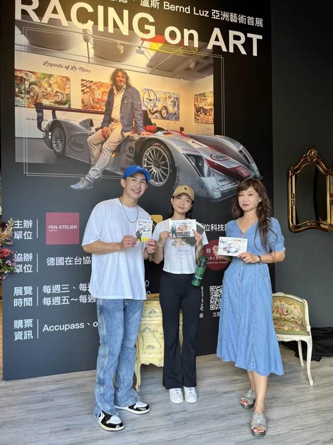 策展人陈美芬（右一）。（柯宗纬翻摄）