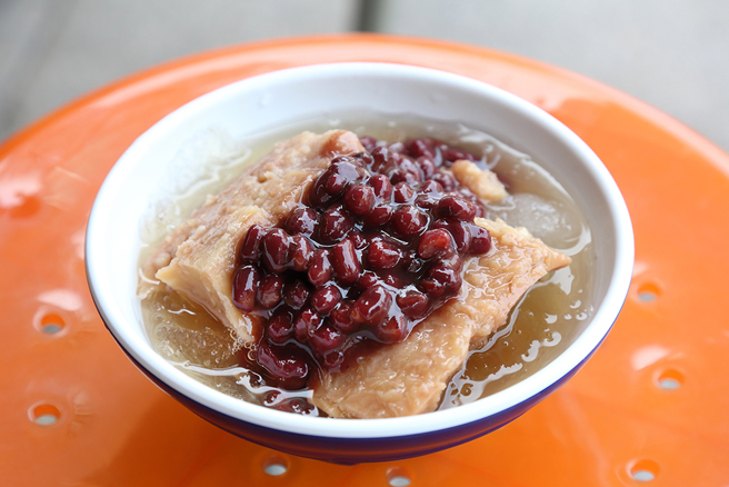 东美盐埕总店在盐埕营业超过一甲子，除了多种果汁和刨冰甜汤，陈其迈也特别推荐在地高雄味的番茄切盘和弹嫩杏仁冻。 (摄影/Carter)