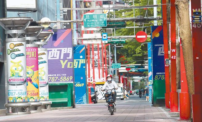 央行「關鍵密碼」出爐 GDP估3.75％、CPI估2.83％。圖為新冠肺炎本土疫情急遽升溫期間，民眾紛紛自主減少外出，北市西門商圈冷冷清清。（范揚光攝）