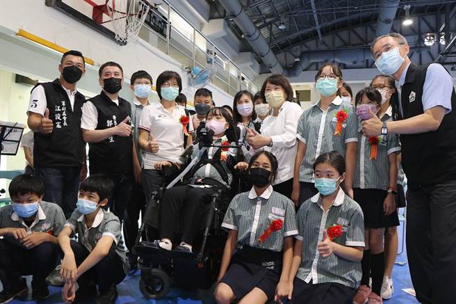 嘉义市长黄敏惠（第二排右四）祝贺珣珣及同学们从宣信国小毕业。（廖素慧摄）