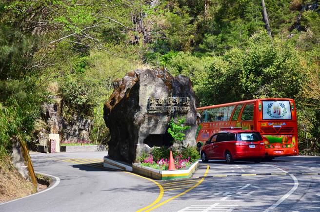 武陵农场为加快人车入场的速度，减少塞车之苦；特自行研发电子门票系统，即日起正式上线试营运。（武陵农场提供）