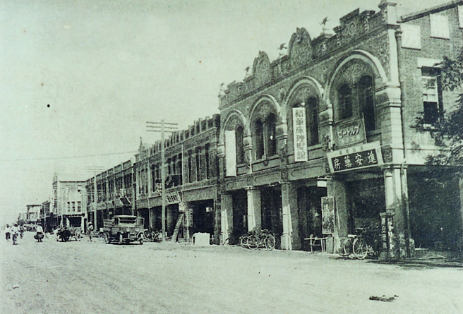 盐埕以消费文化为基础发展，1930年代到70年代从日治时期到美军协防之间，上演着高雄版的《华灯初上》。(图片提供/高雄市立歷史博物馆)