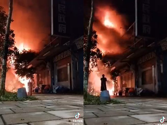 該縱火的住處1名鄰居曝光當時拍下的現場影片，只見烈火從屋內竄出，過程中錄到1名女童大喊「媽媽」，疑似就是遭燒死女童的聲音，引發討論。（翻攝自爆料公社）