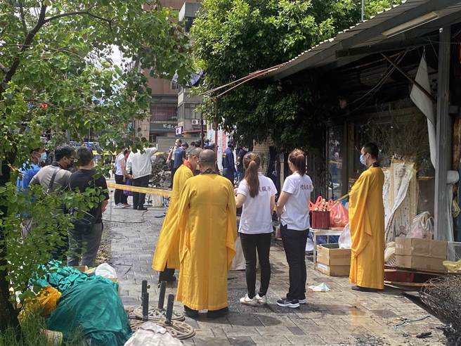 據悉，陳嫌有詐欺、毀損、竊盜前科，平常在家幫忙輪胎行生意，但經營理念上與父親有所不同，兩人時有口角，陳嫌昨晚再因金錢問題與父親發生口角，負氣離家後到加油站買汽油、返家縱火。（記者陳育賢攝）