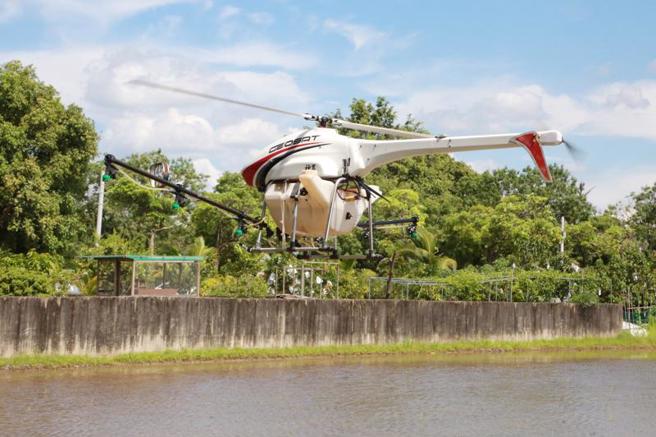 台南烏山頭水庫16日示範無人機噴灑稻草分解菌，加速稻草腐化，有助於「稻草還田」循環農業資源再利用。（圖/ 中央社）
