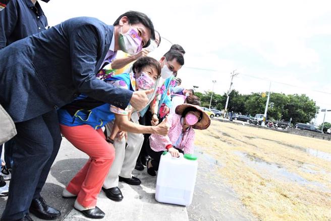  彰化县政府获企业赠2万6000包稻草腐化菌，可供2600公顷稻田使用，估减烧1万5600公吨稻草，彰化县长王惠美。（图/ 中央社）