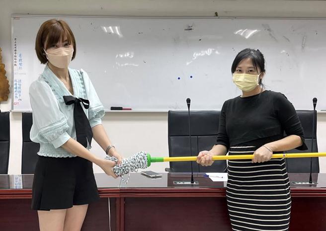 民进党籍新北市议员彭佳芸（左）与郑宇恩（右）16日表示，校园扫具拖把从红绿色换成浅色系，但仍是传统的拖把头，孩童力气根本拧不乾，也有接触病毒传染疑虑，应参考新式拖把设计，以更省力、有效率清洁地板。（图/ 中央社）