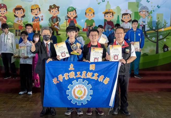 苗栗农工实习处主任郑安邦（前右）荣获教育部111年杏坛芬芳奖肯定。校方16日指出，在教学路上，郑安邦不忘持续进修，目前正就读研究所博士班，从「黑手教师」变成「职校博士」，盼藉自身心路歷程激励学生，勤习专业技能。（图/ 中央社）
