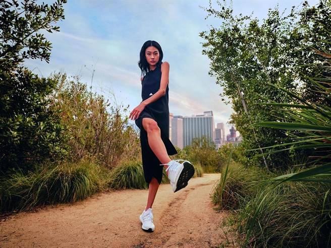 鄭浩妍稱讚 adidas New Capsule 運動休閒系列的簡約設計及舒適合身特色。（adidas提供）