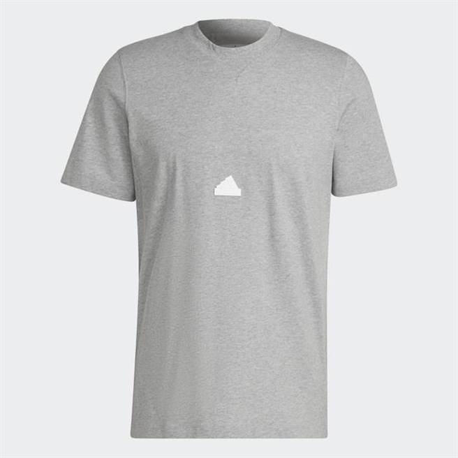 adidas基本LOGO T，1490元。（adidas提供）