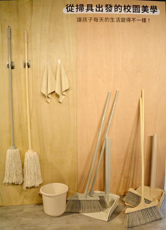 新北市政府推动将校园扫具改成大地色系，营造美感，但有家长反映配色易脏，且孩童不易拧乾，也有接触病毒疑虑。教育局16日表示，改造是从色彩设计、到学生收纳管理、垃圾分类的生活美学发想，设计思考过程严谨，后续也将调查学校意见，渐进式改善。（图/ 中央社）
