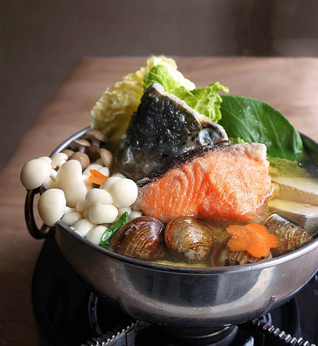 澄江，蒜香秋鮭小火鍋。（台北神旺大飯店提供）